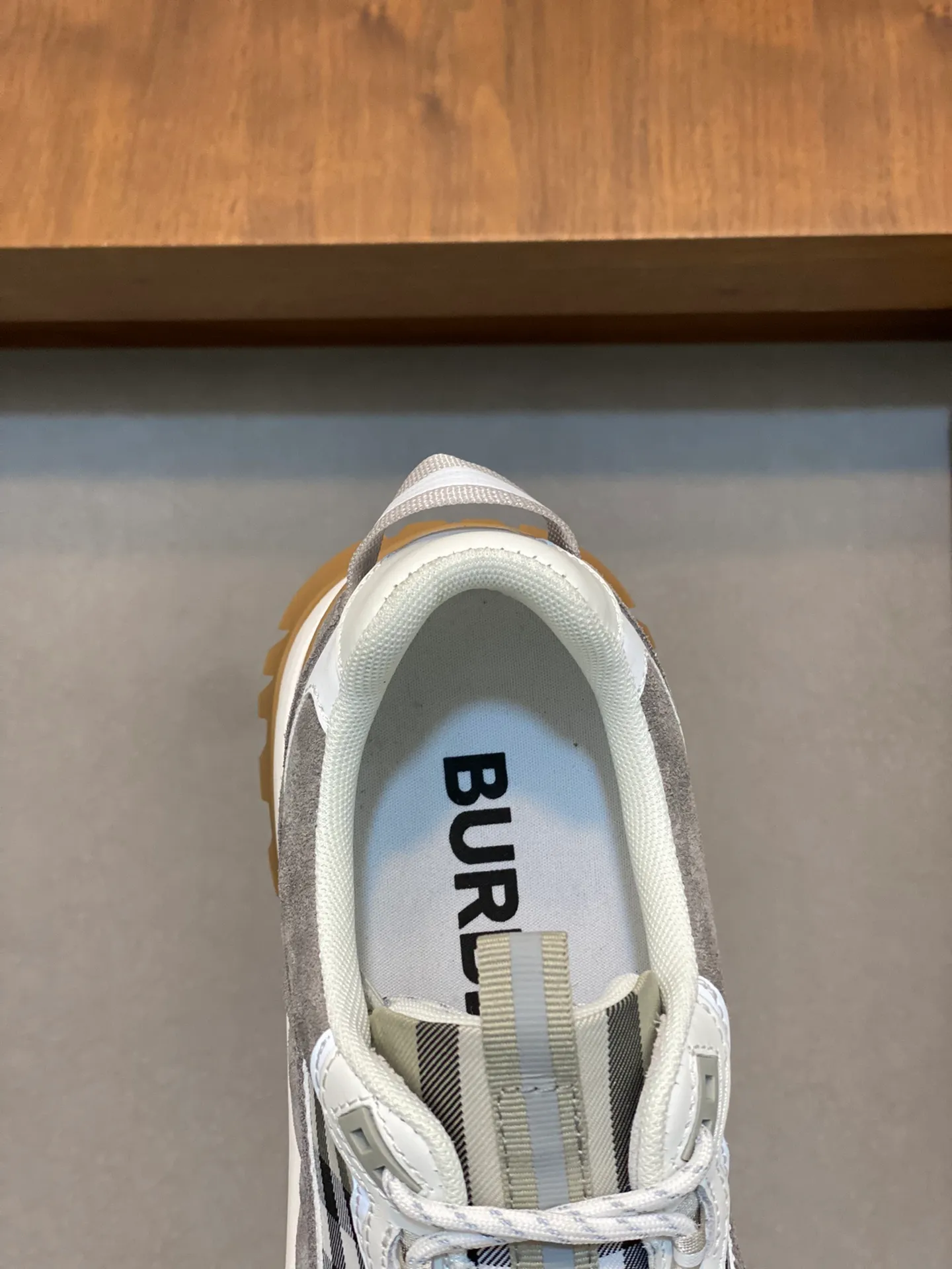 💰660 Burberry 2024🆕Ss men's classic low-cut thick-soled sneakers, made of first-grain cowhide and decorated with the new brand logo. First-layer cowhide foot pads, heel decorated with Burberry letter embossed logo, T men's men's shoes 💰U original outsole! Size: 39-44 (customized at 38.45)